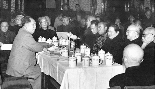 以毛泽东为核心的中国共产党第一代中央领导集体，就人民政协的共同政治基础、中国共产党对统一战线和人民政协的领导，人民政协的性质、任务和工作方针提出一系列独创性的重要思想，阐明了人民代表大会成立后人民政协长期存在的必要性及其在国家政治生活中的地位和作用。毛泽东提出中国共产党同各民主党派长期共存、互相监督的方针，确立了社会主义条件下我国多党合作的基本格局。