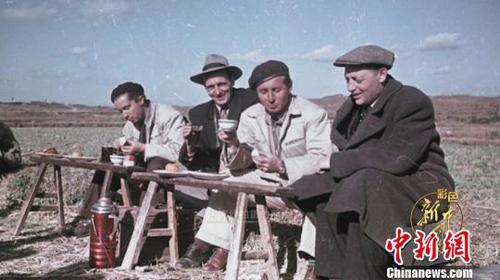 中苏联合摄制组中的苏联摄影师。官方供图