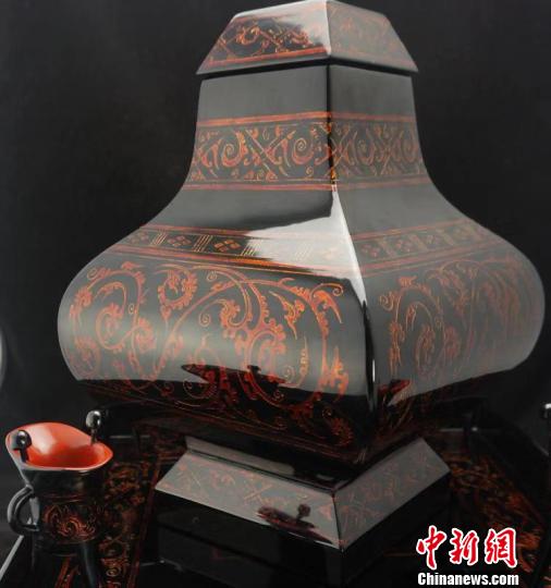 图为漆器“雕漆隐花云气纹漆钫”。成都博物馆供图