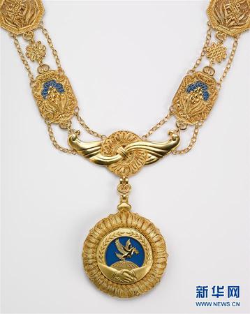 经中共中央批准，中华人民共和国国家勋章和国家荣誉称号颁授仪式将于9月29日上午10时在北京人民大会堂隆重举行。 这是“友谊勋章”。 新华社发