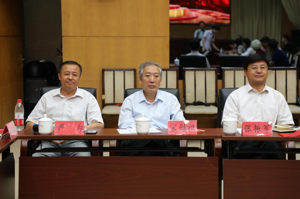 民盟北京市委专职副主委宋慰祖（中），民盟北京市委副主委张振军（右）、民盟北京市委秘书长严为（左）出席发布会。民朝 摄影