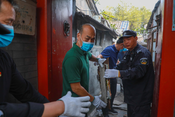 东城区政协领导班子成员带头参加“周末卫生大扫除”