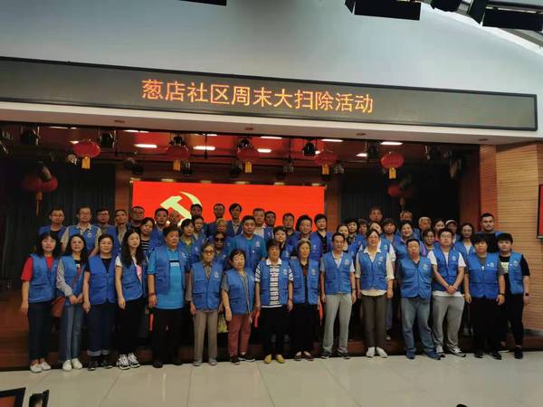 党员干部与社区志愿者、居民群众合唱爱国歌曲