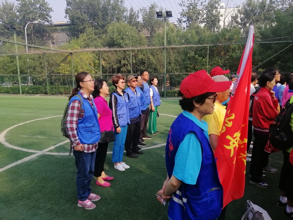 党员干部参加社区志愿者授旗仪式