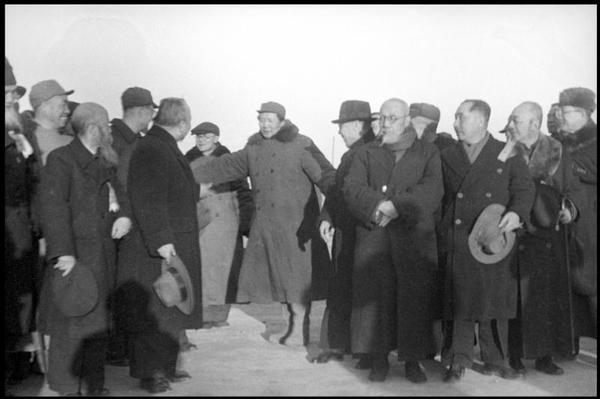 3--1949年3月25日，许德珩（右一）、劳君展与北平各界群众代表、民主人士热烈欢迎中共中央、中国人民解放军总部机关、毛泽东主席、朱德总司令从西柏坡迁至北平