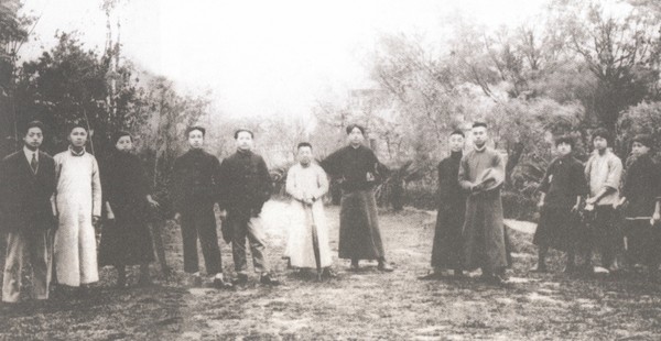 8--1920年5月8日，新民学会会员在上海半淞园聚会，左起第六人为毛泽东，左起第二人为劳君展