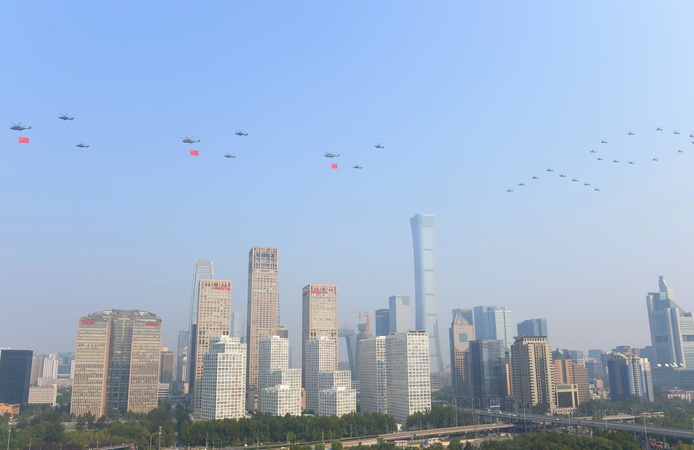 空中护旗梯队拉开了阅兵分列式的序幕