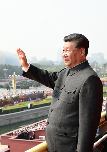 10月1日，庆祝中华人民共和国成立70周年大会在北京天安门广场隆重举行。中共中央总书记、国家主席、中央军委主席习近平发表重要讲话并检阅受阅部队。这是习近平在天安门城楼上。 新华社记者 谢环驰 摄