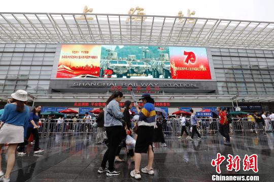 旅客从铁路上海站出发前往自己的目的地?！∫罅⑶?摄