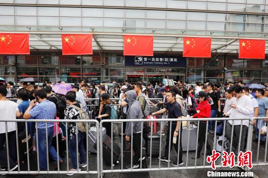 旅客从铁路上海站出发前往自己的目的地?！∫罅⑶?摄