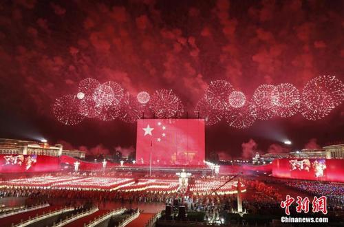 国庆70周年联欢活动于10月1日晚8时在天安门广场举行，整个联欢活动由主题表演、中心联欢表演、群众联欢、烟花表演四个功能表演区组成。图为璀璨的烟花在天安门广场上空绽放。中新社记者 盛佳鹏 摄1