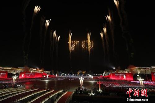国庆70周年联欢活动于10月1日晚8时在天安门广场举行，整个联欢活动由主题表演、中心联欢表演、群众联欢、烟花表演四个功能表演区组成。图为璀璨的烟花在天安门广场上空绽放。中新社记者 盛佳鹏 摄2