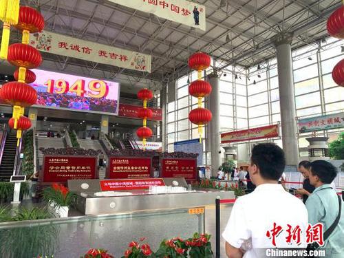 客商在义乌市场观看国庆大阅兵直播 奚金燕 摄