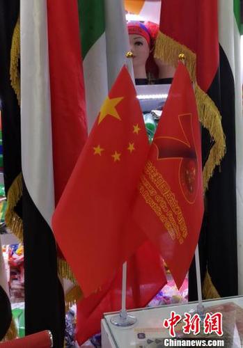 市场上销量火爆的手摇旗 奚金燕 摄