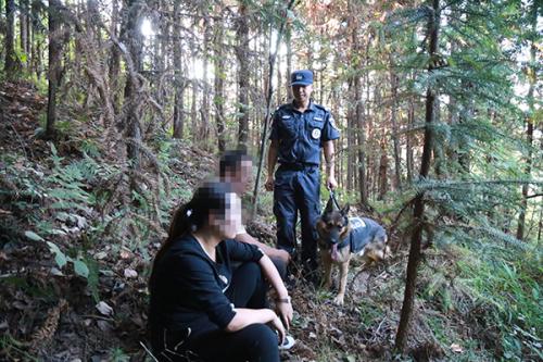 警方在山林中对涉赌人员进行抓捕 警方在山林中对涉赌人员进行抓捕