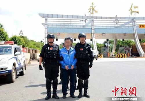 图为潜逃十三年的李某某被永仁警方押解回云南。永仁警方供图