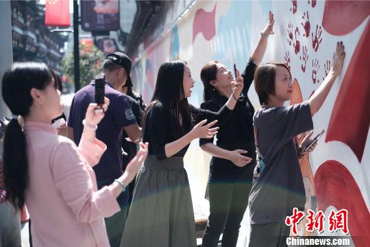 “网红墙”除了运用了大量知名动画IP之外，还特别突出了互动性?！】涤裾?摄