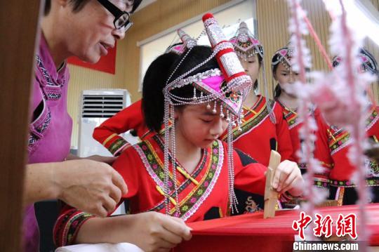 蓝咏梅带着姐妹，老少接力，夜以继日，编织彩带 遂昌提供 摄