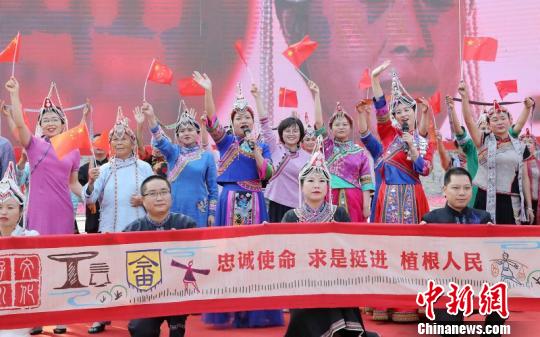 彩带长度寓意1949年新中国成立，宽度寓意56个民族一家亲 遂昌提供 摄