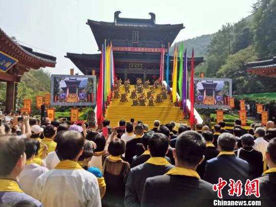 观看表演 周禹龙 摄 观看表演 周禹龙 摄