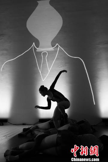 开开幕演出是北京9当代舞团的艺术家带来的“猎” 刘力 摄 开开幕演出是北京9当代舞团的艺术家带来的“猎” 刘力 摄