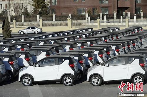 资料图：集中停放的电动汽车。
<a target='_blank' href='http://www.chinanews.com/'>中新社</a>记者 刘文华 摄