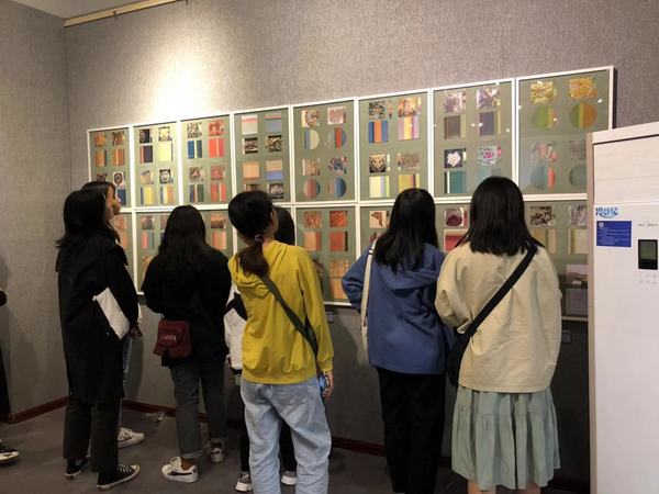 展览现场观展的学生很多 BjyZrsP8wiJ9EU2py40aCqk3v1ELfMmuGViSuUwh.jpg