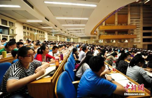 考生们参加考研培训班，备战考研。中新社记者 张勇 摄