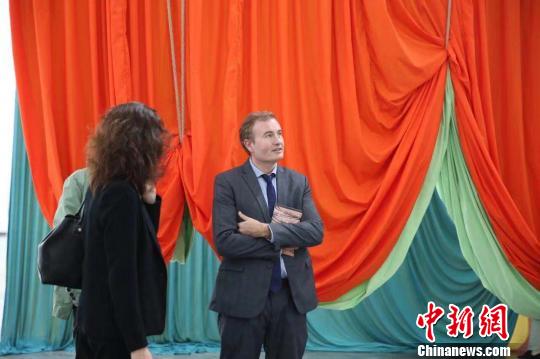 高明先生(右)参观展览。供图