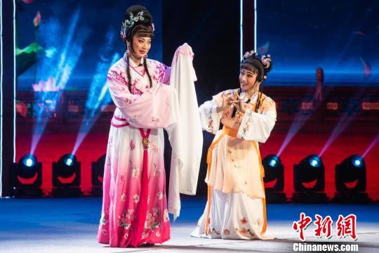 图为琼剧演出?！『榧崤?摄