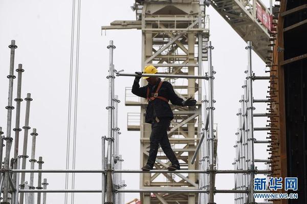 10月10日，中铁十二局的工人在雄安站施工。雄城际铁路雄安站总建筑面积约47万平方米，地上3层，地下2层。目前，地下主体结构基本完工，地上主体结构施工已经开始。新华社记者 邢广利 摄
