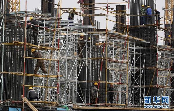 10月10日，工人在雄安站施工。京雄城际铁路雄安站总建筑面积约47万平方米，地上3层，地下2层。目前，地下主体结构基本完工，地上主体结构施工已经开始。新华社记者 邢广利 摄