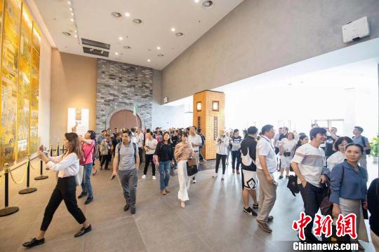 博览馆现场人潮涌动?！⌒焐荷?摄