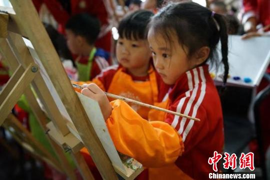 朝鲜油画鉴赏讲座让南北小游客们体验亲手描绘朝鲜主题油画的乐趣。　张丹丹 摄