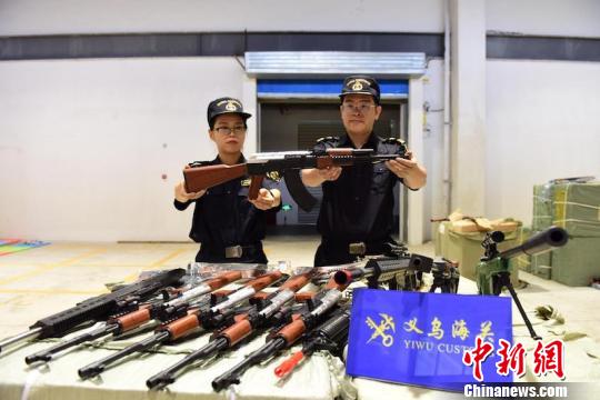 义乌海关查获近千支出口仿真枪 供图 摄 义乌海关查获近千支出口仿真枪 供图 摄