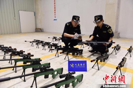 义乌海关查获近千支出口仿真枪 供图 摄 义乌海关查获近千支出口仿真枪 供图 摄