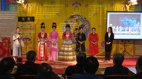 七代“刘三姐”演员代表被邀请到现场为观众示范演唱.摄影 王志禹