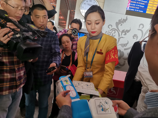 视察团赴首都机场考察AED安放使用情况 视察团赴首都机场考察AED安放使用情况