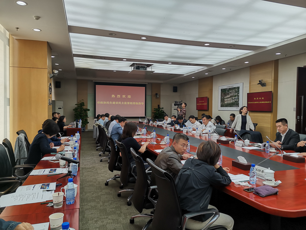 视察团召开座谈会 视察团召开座谈会