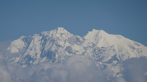 喜马拉雅山成为连接中尼两国的牢固纽带。尼方积极参与“一带一路”建设，双方正在建设和升级包括公路、口岸、机场、电站等在内的基础设施，一个跨越喜马拉雅的联通网络初现雏形，不仅便利两国，也将造福地区。新华社记者赖向东摄