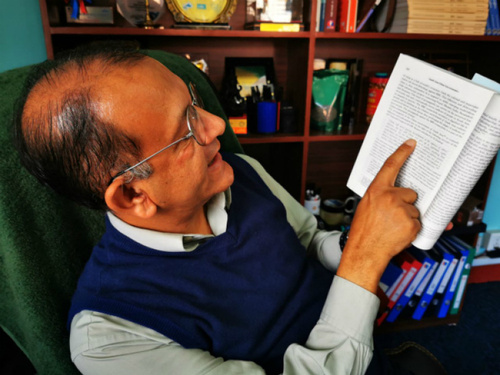 　　尤巴拉杰告诉记者，他拜读过《习近平谈治国理政》4遍，深感中国发展经验和治国理政经验对尼泊尔当今发展非常有借鉴意义。他向不少当地官员推荐了这本书，建议他们读两遍以上。他还在个人著作中高度评价中国“一带一路”倡议。新华社记者毛鹏飞摄