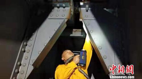 玉林工务段工人连夜巡视铁路线路、检查桥梁，排除安全隐患?！√饭┩?摄