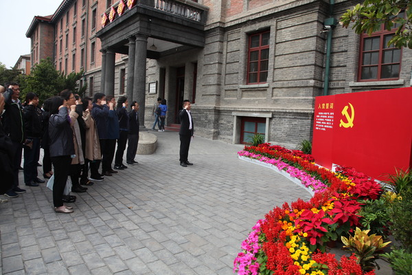 区政协副主席毕博闻带领党员干部重温入党誓词 区政协副主席毕博闻带领党员干部重温入党誓词