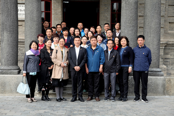 区政协党员干部在北大红楼前合影 区政协党员干部在北大红楼前合影