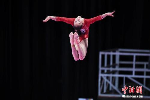 资料图:刘婷婷参加平衡木的比赛。<a target='_blank' href='http://www.chinanews.com/'>中新社</a>记者 杨华峰 摄 点击进入下一页