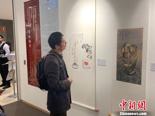 观众欣赏画作?！》?摄