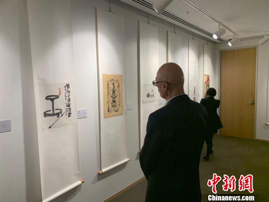 观众欣赏画作?！》?摄