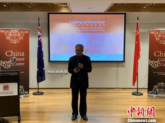 陈履生美术馆及油灯博物馆馆长陈履生介绍作品?！》?摄