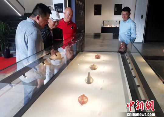 “吕门紫砂一一粤港澳大湾区艺术巡展”在广州1978美术馆开启。　程景伟 摄