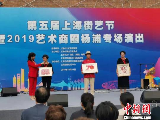 手工艺者李雄刚、何培华、汪巧妹等手工艺者下月将赴澳门参加“庆祝澳门回归20周年”展示活动?！〕戮?摄